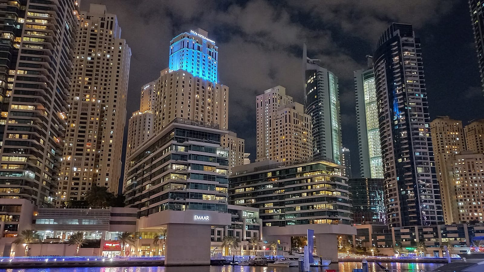 Mega Yacht Dinner Cruise — Dubai Marina Mega Yacht Dinner Cruise — Dubai Marina